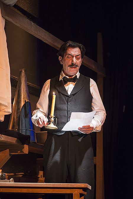 to-xwma-bafthke-kokkino